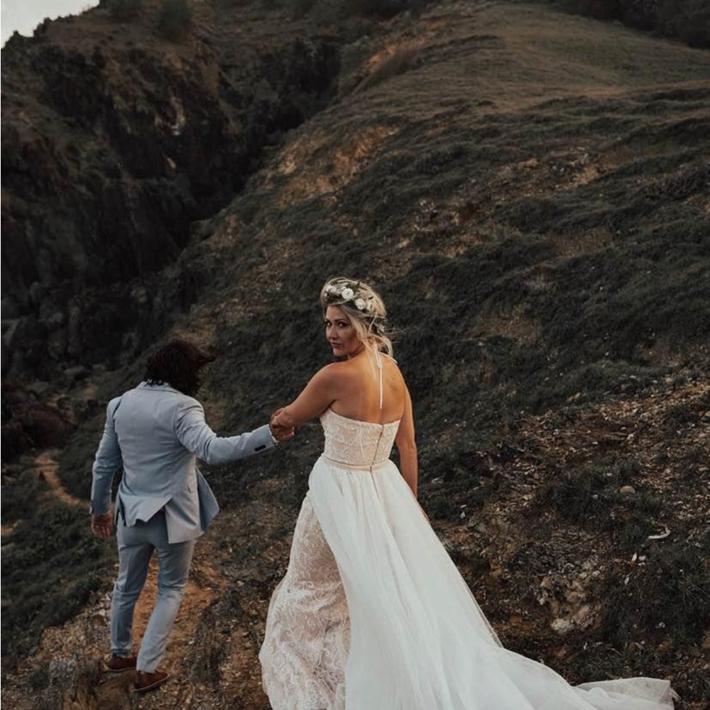 Elegant White Lace Wedding Dress